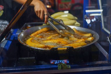 Tüccarlar muz kızartıyorlar. Mandalina Endonezya 'nın Pasar Lama' sında gece sokak yemekleri.