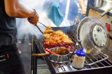 Tüccarlar tavuk pişiriyor, Pasar Lama Mandalina Endonezya 'da sokak yemekleri.