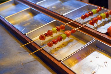 Sebzeli ve baharatlı şişler.