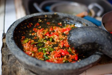 Kırmızı biberli bir tavada kaşık ve baharatlı.,