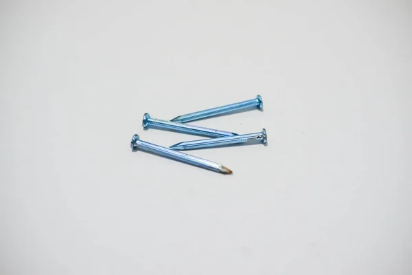 Beyaz arkaplanda metal tornavida.