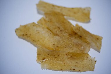 Kupuk kulit krakerlerinin beyaz arkaplandaki görüntüsünü kapat