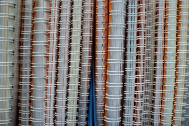 Renkli kalemlerin olduğu bir yığını kapat