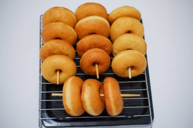 Siyah şeker ve tarçınlı çörek.