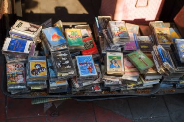 Kebayoran bit pazarında satılık kullanılmış ve nadir bulunan müzik kasetleri koleksiyonu.