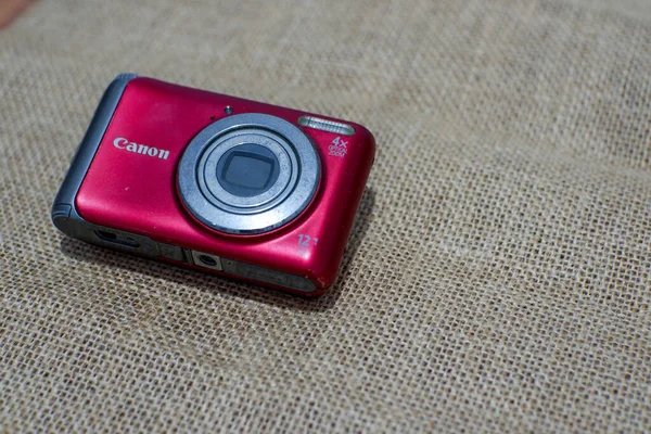 Eski Red Canon Powershot A3100 cep kamerası artık üretilmiyor.