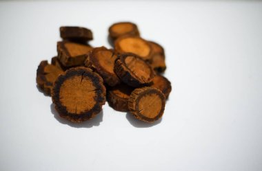 Bajakah kökü parçaları (Spatolobus littoralis Hassk) Kalimantan halkı tarafından doğal bir şifalı bitki olarak bilinir ve kanseri tedavi eder.