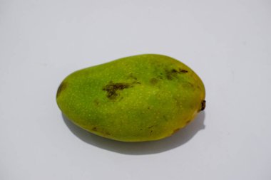 Beyaz arkaplanda mango