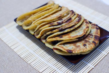 Ev yapımı tatlı martabak servis edilmeye hazır.