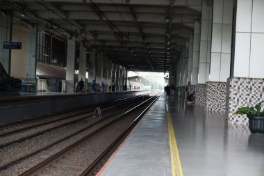 Şehirdeki banliyö tren istasyonunun görüntüsü