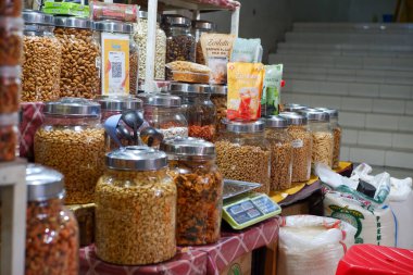 Markette abur cubur ve mal ihtiyaçları satılır.