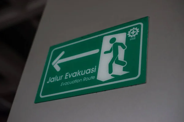 Tahliye yerlerinin duvarlarında bilgi işaretleri