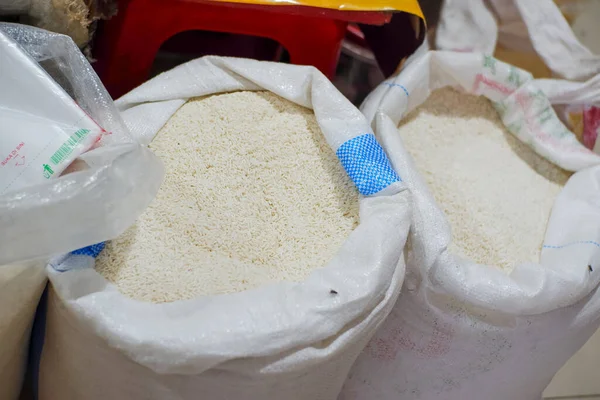 Pazarda satılan pirinç çuvalları.