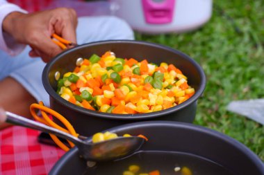 Kadın bahçede sebze salatası hazırlıyor..