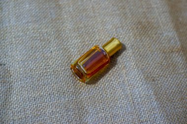 Beyaz bir arkaplanda ibadet etmeden önce kullanılacak sunnah parfümü olan şişedeki parfüm (kasturi parfümü).