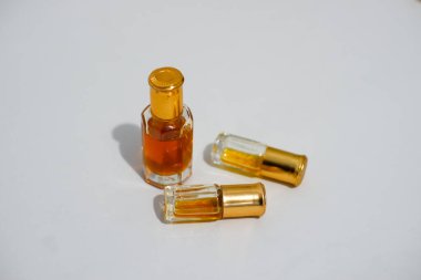 Beyaz bir arkaplanda ibadet etmeden önce kullanılacak sunnah parfümü olan şişedeki parfüm (kasturi parfümü).