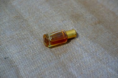 Beyaz bir arkaplanda ibadet etmeden önce kullanılacak sunnah parfümü olan şişedeki parfüm (kasturi parfümü).