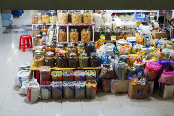 Mayestik Modern Market önünde çeşitli atıştırmalıklar sergileniyor