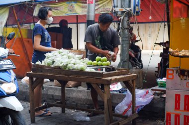 Geleneksel pazarlarda çeşitli petai türleri satın alma ve satma vergisi