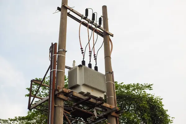 gökyüzü arka plan ile yüksek gerilim Kutbu.