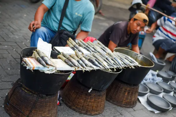 Geleneksel bir pazarda çeşitli taze balık satışı