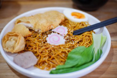 Tabakta servis edilen lezzetli ramen eriştesi.