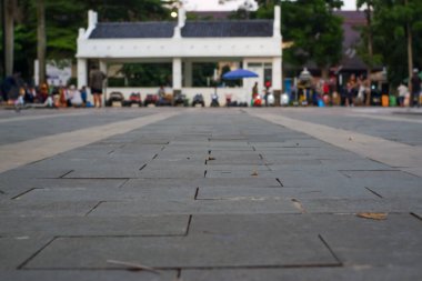 Sokaktaki eski taş kaldırım.