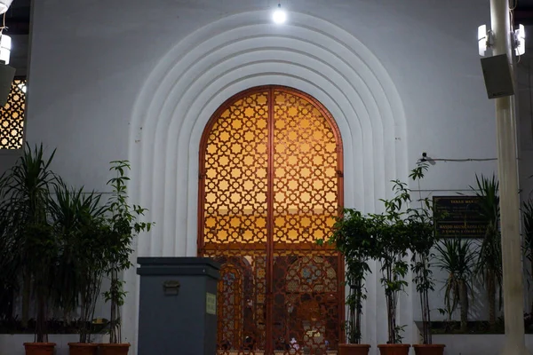 Batı Java Endonezya 'daki Cimahi şehrinin büyük camisine büyük giriş.