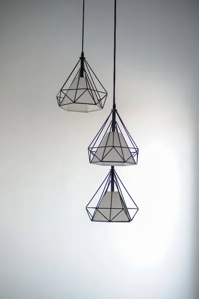 Modern kahve dükkanı tarzında ampul ve lambalar asmak evin içi gibi.