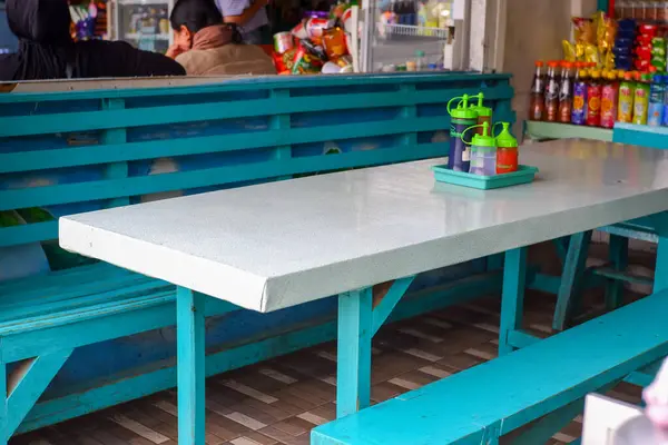 WarKop veya Warung Kopi bankları ve sandalyeleri. Bu mini restoran abur cubur, sıcak ve soğuk içecek satıyor..