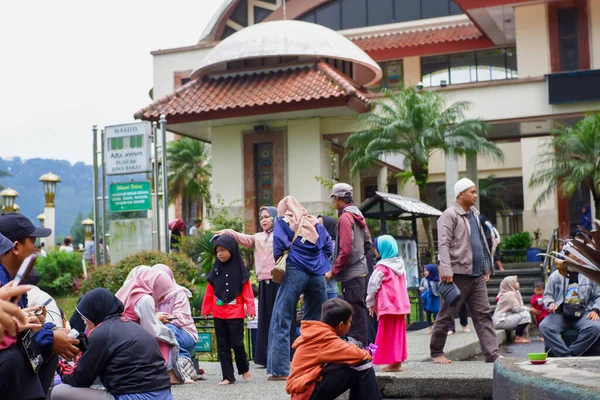  Ziyaretçiler Attawun Puncak Büyük Camii 'nin yükseklerinden manzaranın keyfini çıkarıyorlar.