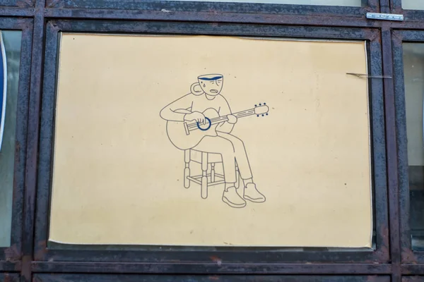 Kafe pencerelerine yapıştırılmış eşsiz çizim resimleri