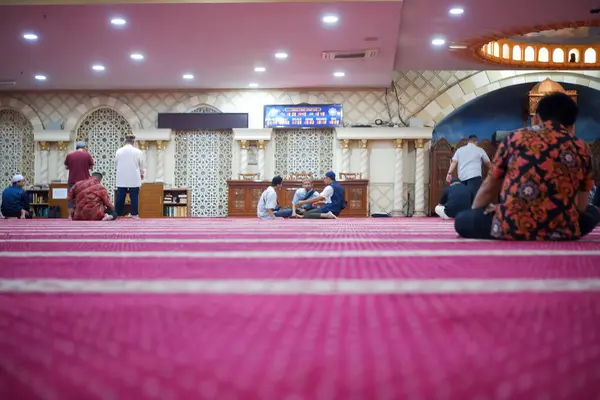 Nurul İman Camii, Blok M Meydanı 'nda namaz kılan insanların görüntüsü.