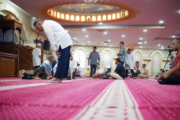  Nurul İman Camii, Blok M Meydanı 'nda namaz kılan insanların görüntüsü.