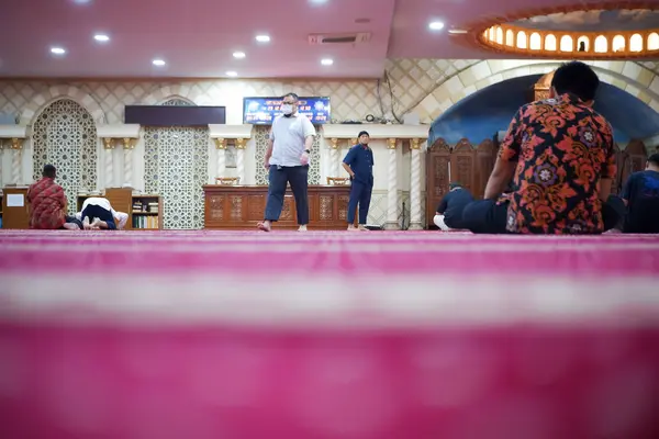  Nurul İman Camii, Blok M Meydanı 'nda namaz kılan insanların görüntüsü.