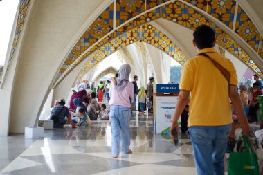 Al Jabbar Camii 'ni ziyaret eden bir kalabalık.