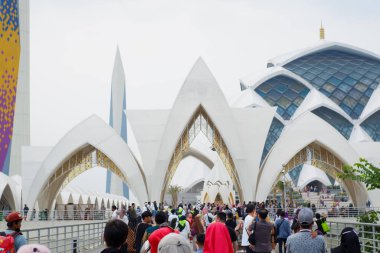 Batı Cava 'daki en büyük camilerden biri olan Al Jabar Büyük Camii, Endonezya' nın Batı Java Eyaleti 'nin simgesi ve simgesi haline gelmiştir.