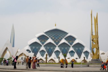 Batı Cava 'daki en büyük camilerden biri olan Al Jabar Büyük Camii, Endonezya' nın Batı Java Eyaleti 'nin simgesi ve simgesi haline gelmiştir.