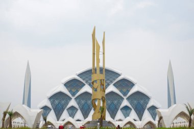 Batı Cava 'daki en büyük camilerden biri olan Al Jabar Büyük Camii, Endonezya' nın Batı Java Eyaleti 'nin simgesi ve simgesi haline gelmiştir.