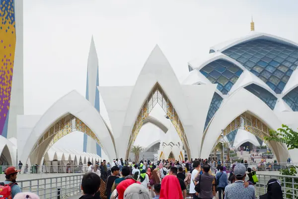 Batı Cava 'daki en büyük camilerden biri olan Al Jabar Büyük Camii, Endonezya' nın Batı Java Eyaleti 'nin simgesi ve simgesi haline gelmiştir.