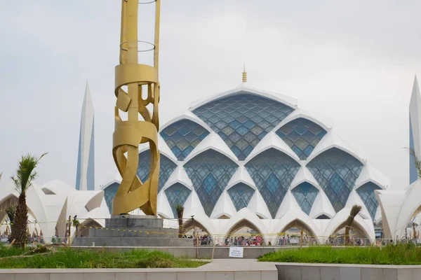 Batı Cava 'daki en büyük camilerden biri olan Al Jabar Büyük Camii, Endonezya' nın Batı Java Eyaleti 'nin simgesi ve simgesi haline gelmiştir.
