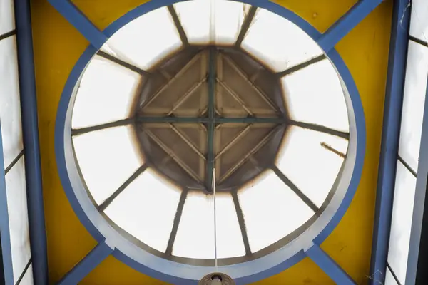 Blok M Jakarta alışveriş merkezinin çatısı sessiz ve boş.