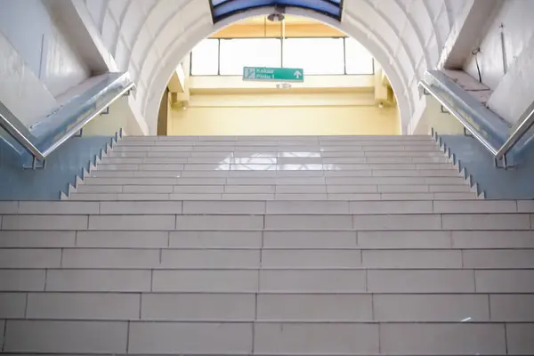 Blok M alışveriş merkezinden çıkan merdivenlerin görüntüsü, Güney Jakarta, Endonezya