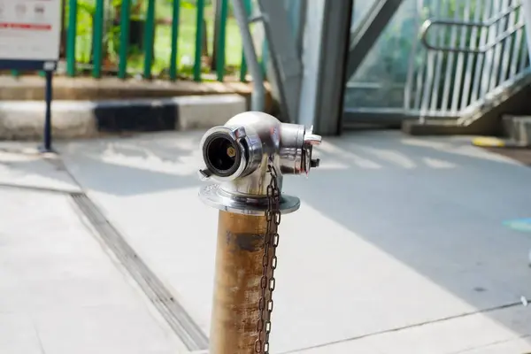 Su pompası bir borudan içme suyu için.