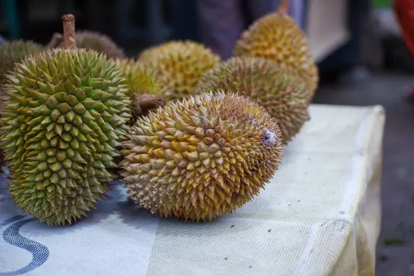 Durian meyveleri Bogor bölgesinde, Batı Java, Endonezya, Güneydoğu Asya ve Asya 'da yerel pazarlarda satılmaktadır.