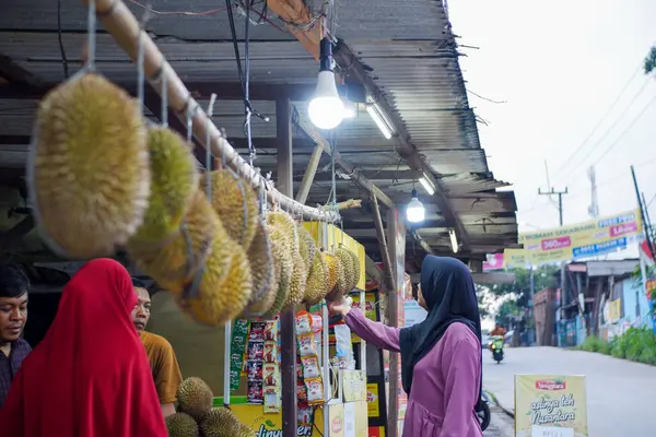 Durian meyveleri Bogor bölgesinde, Batı Java, Endonezya, Güneydoğu Asya ve Asya 'da yerel pazarlarda satılmaktadır.