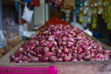 Piyasada taze kırmızı soğan yakın çekim