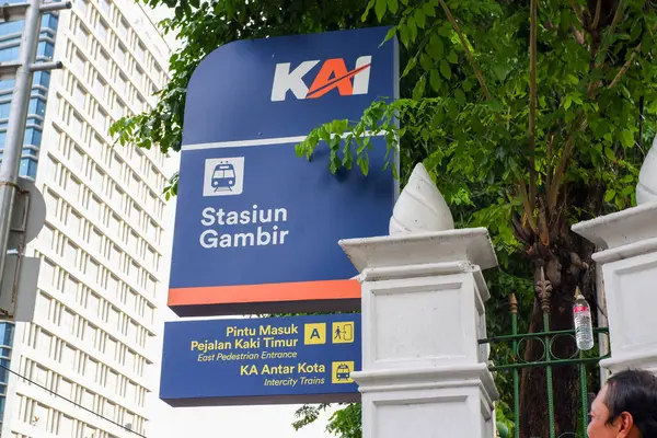 Gambir Jakarta istasyonunun doğu girişine mavi ilan panosu