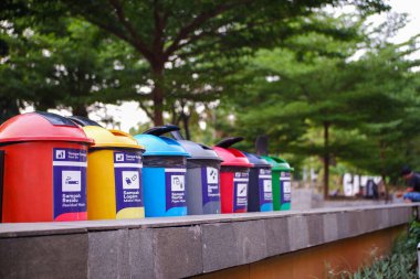 Şehirde renkli çöp tenekesi