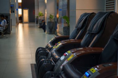 Banliyö tren istasyonunda masaj koltukları (kursi pijat)